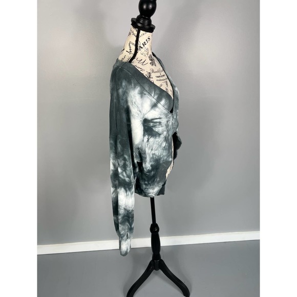 Reversible black and white tie dye crisscross cutout sweatshirt - Picture 6 of 11